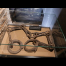 Eisenfesseln, die im Verließ um die Knöchel eines Skeletts gefunden wurden